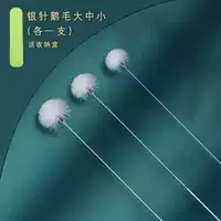 По одной большой, средней и маленькой серебряной игле и гусиному перу. В комплекте идет ящик для хранения.