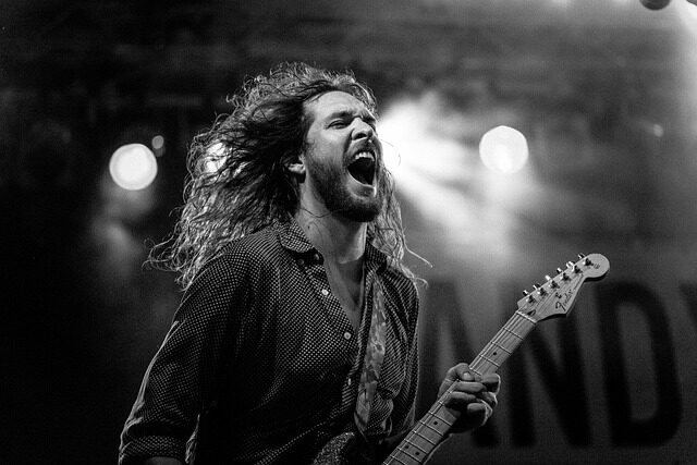can you play bass through a guitar amp