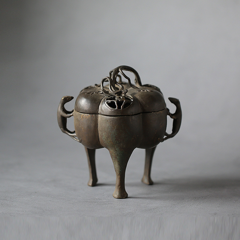 Japanese pumpkin-shaped gecko ear vine leaves pick three-legged old copper furnace pulp thick