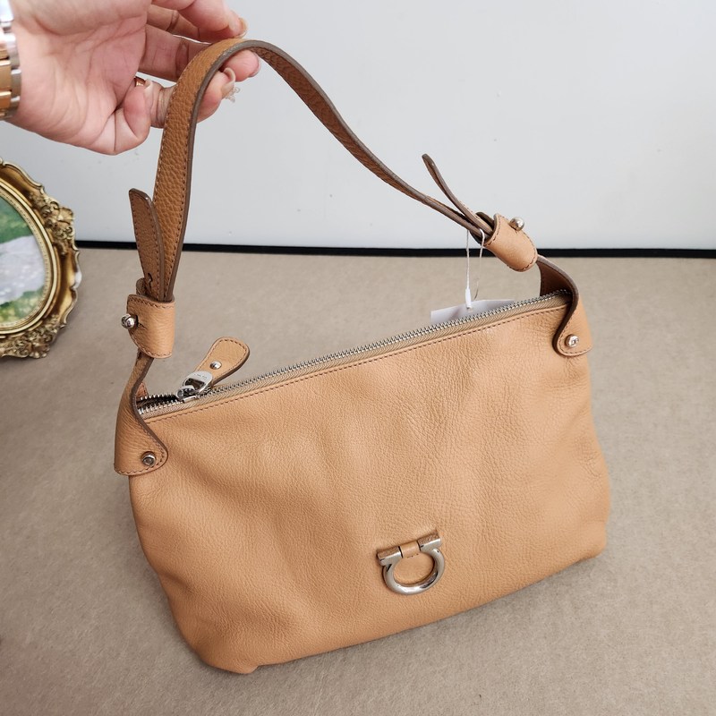 95 New Ferragamo New Ferragamo Universal Style Women's Bag in Camel Color, Full Leather Shoulder and Handbag