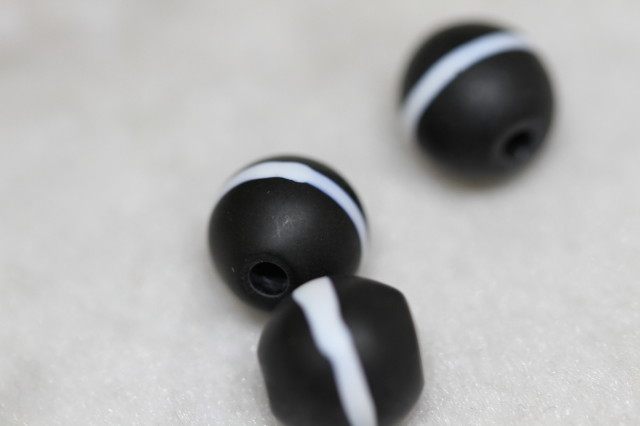 Tibetan Buddhist beads accessories Republic of China, the first-line pharmacist old glass, the opposite hole is 1 15cm, the diameter is 1 2cm