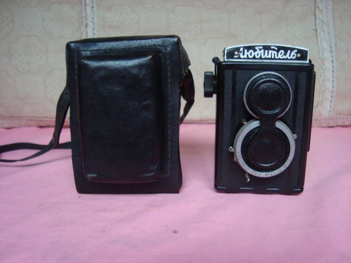 Antique Collection features Good Soviet Double Anti-Old Camera 120 Glue Rolls Mechanical Camera Old Objects Old Objects