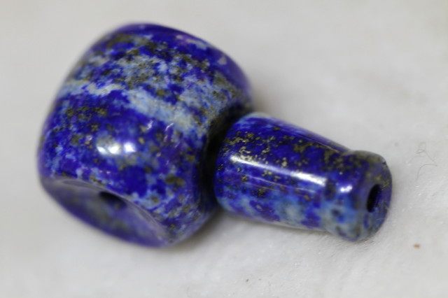 Tibetan Buddha beads accessories old raw material lapis lazuli Tibetan Buddha head, length and width are 1.8cm, height is 1.75