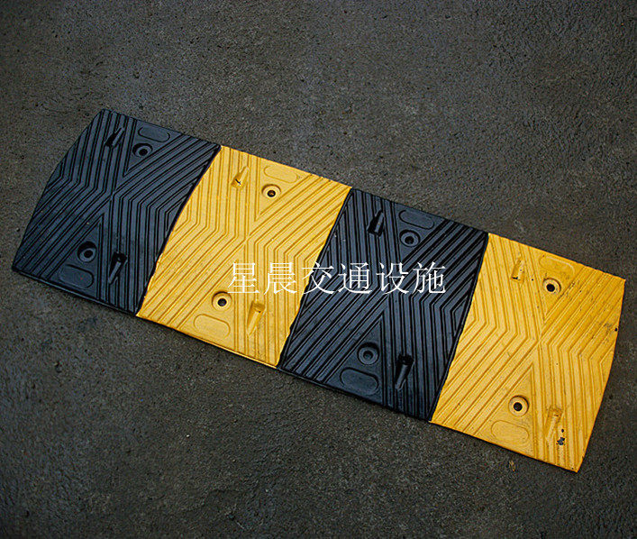 橡胶减速带 人字形减速板 减速垄 缓冲带 350MM 交通设施