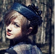 Auspicious family's mysterious little gift comes into the store with courtesy.