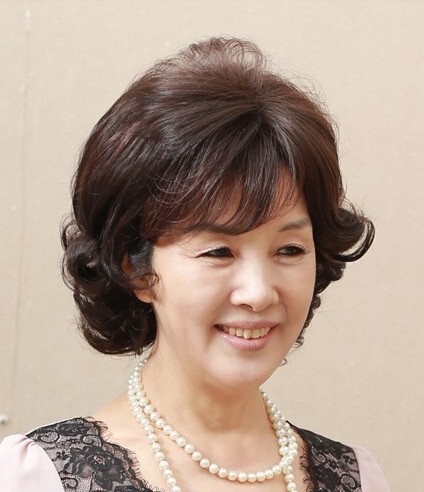 Middle-Aged and Elderly Women's Short Hair Wigs, Fashionable Short Curly Hair, Perm for Mothers, Middle-Aged Ladies' Medium-Length Full Head Wig Middle-Aged and Elderly Women's Short Hair Wigs, Fashionable Short Curly Hair, Perm for Mothers, Middle-Aged Ladies' Medium-Length Full Head Wig