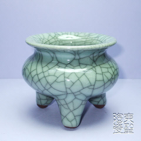 Promotional medium-sized three-legged incense burner antique cracked glaze ceramic insert household incense burner Longquan kiln offering supplies