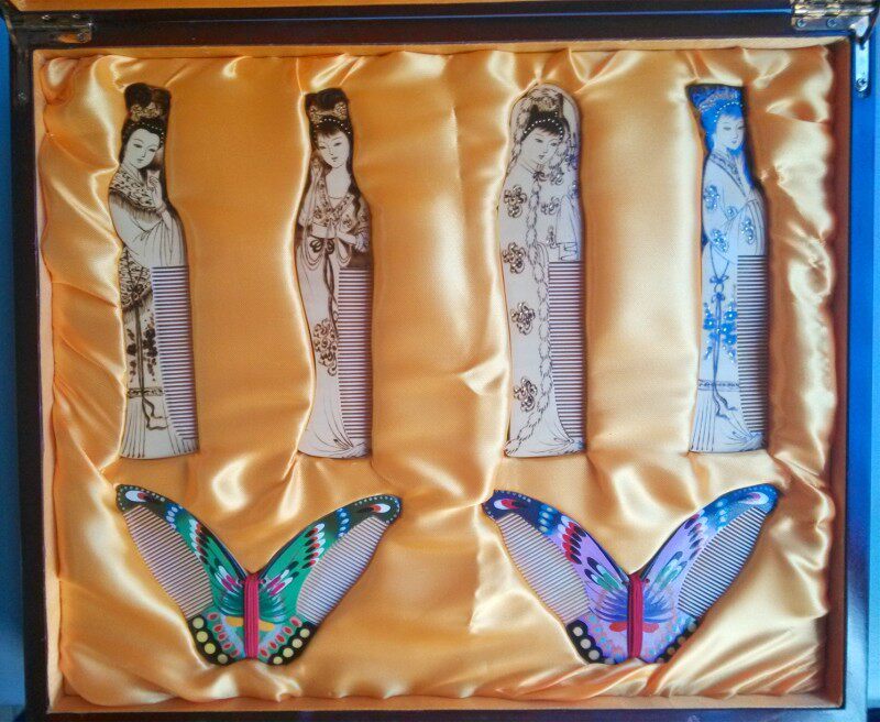 Changzhou comb grate large wooden box box box box electric brand hand-painted four beautiful butterflies gift box set to send foreigners