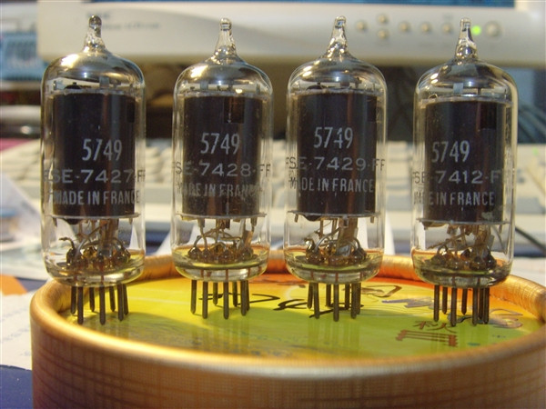 France 5749 high-week amplification of vacuum tube characteristics and 6AU6 proximity