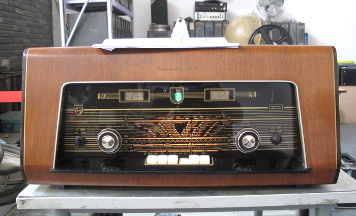 Dutch Philips vacuum tube radio (TV prop rental for RMB500  days)