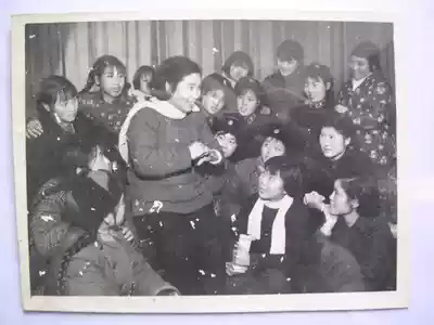 Old photos Henan Kaifeng famous Henan Opera actor Chang Xiangyu teaches singing skills to young actors