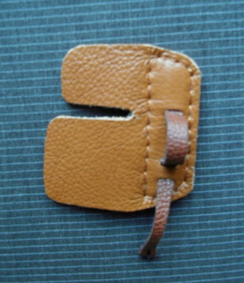 The Mediterranean Sea-style archery cow leather finger guard.