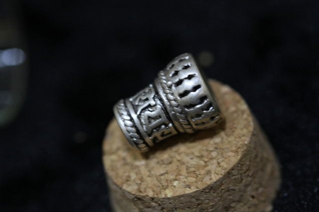 925 silver old Tibetan Buddhist beads accessories six-character mantra stupa with a hole of 1 55cm and a diameter of 1 25cm