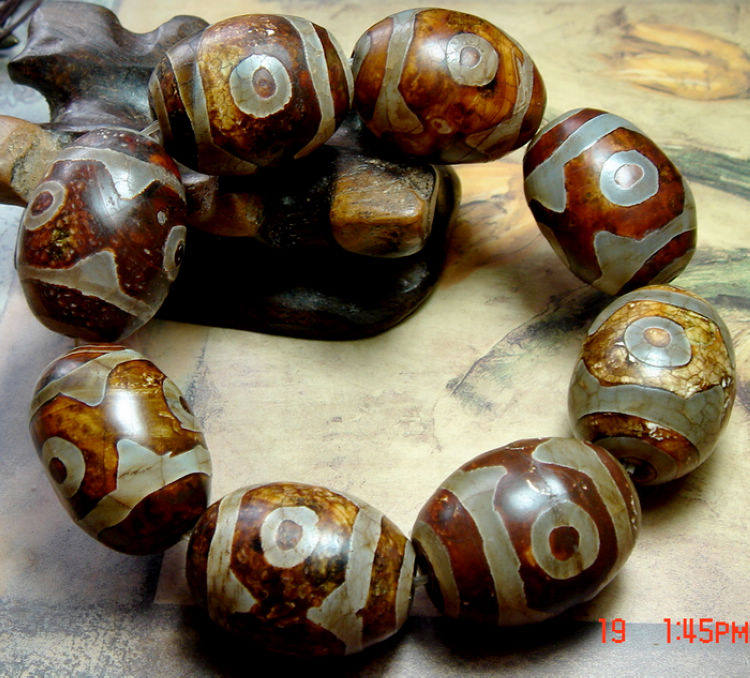 西蔵老礦龍紋紅朱砂虎牙三眼天珠 西蔵老礦龍紋紅朱砂虎牙三眼天珠 - メルカリ