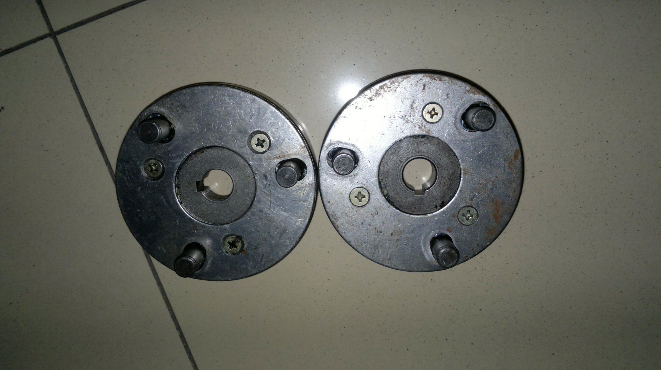 Electric car motor clutch Total bearing diameter 7 5 cm shaft holes 1 2