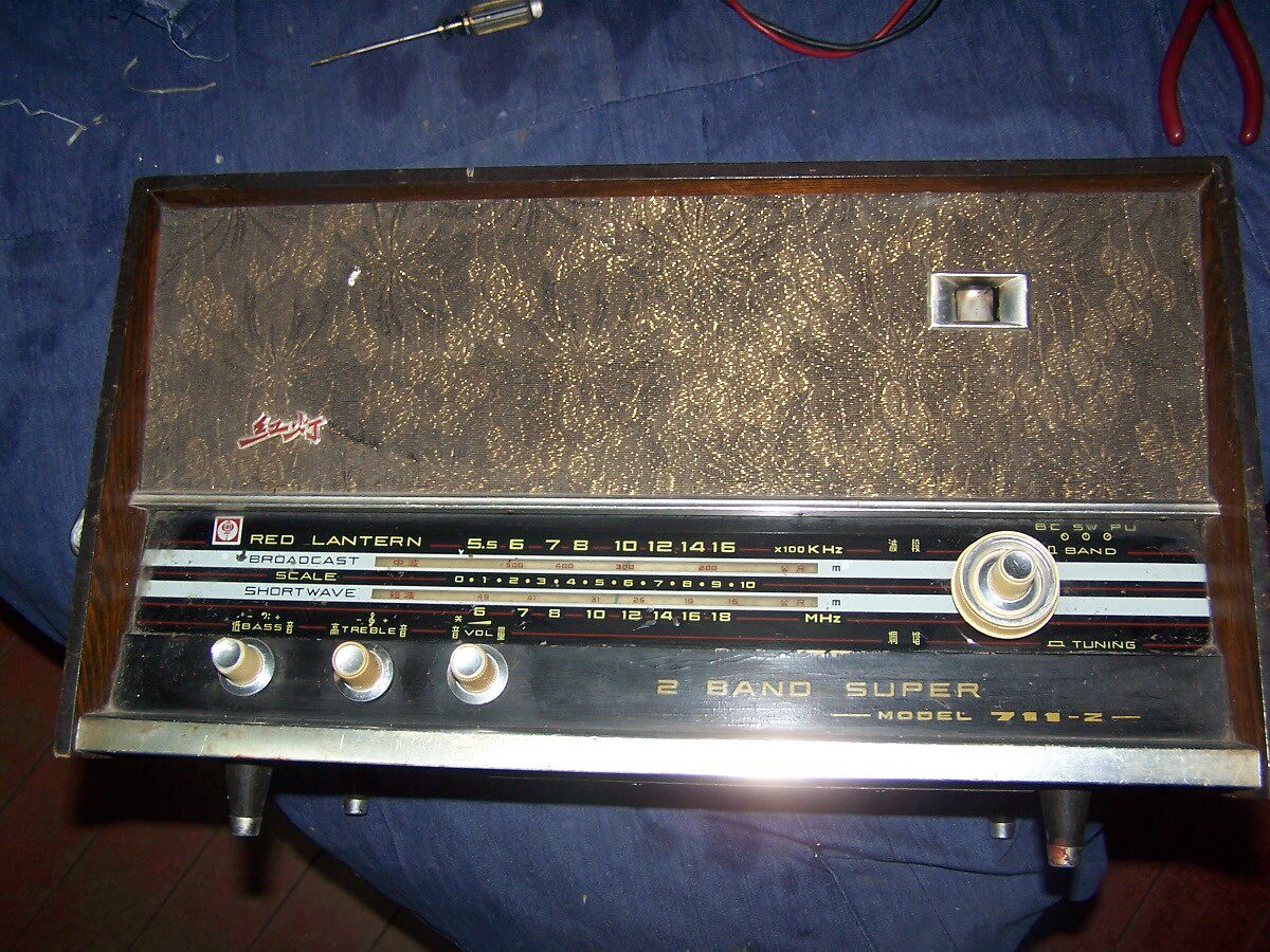 6E1 square cat eye red light 711 - 2 tube radio