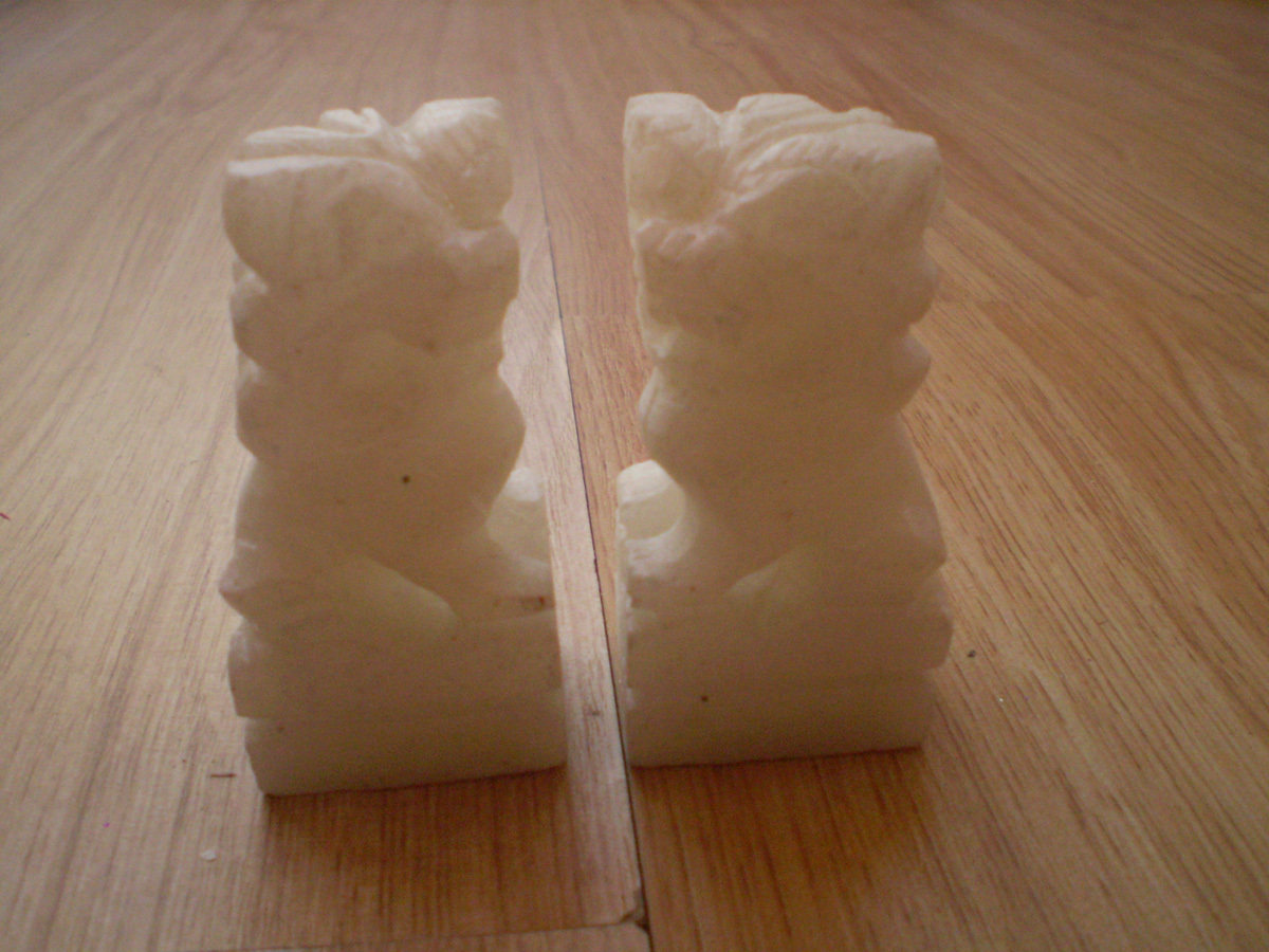 A pair of white marble lions in a cemetery gatekeeper town house household ornaments stone carving funeral supplies buried guarding stone lions