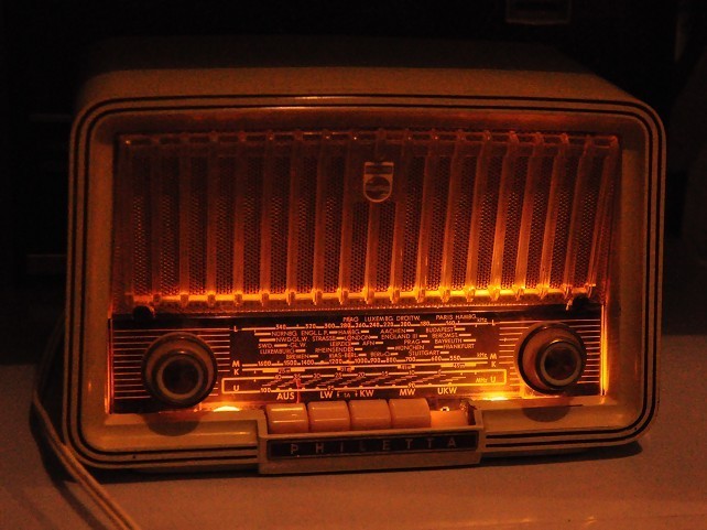 Philips glued wood small vacuum tube radios