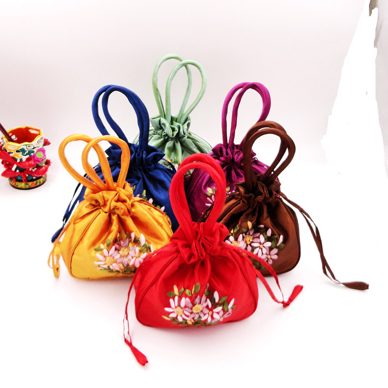 Chinese style hand-held tooth embroidery bag ribbon embroidery bag bag bag hand-worn flower bag characteristic handicraft