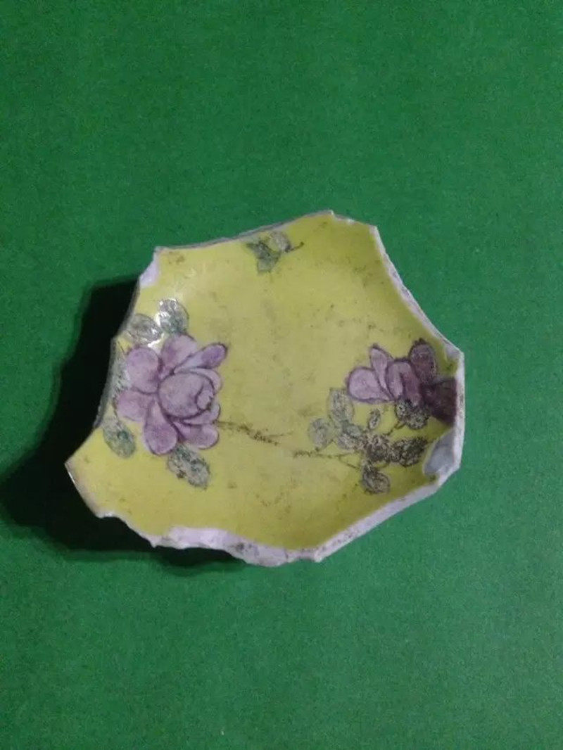 Qingqian Longone year with an ancient porcelain sheet Ming and yellow Su Three-color whole bottom without punch line and spliced porcelain bounty and fun bag old truth