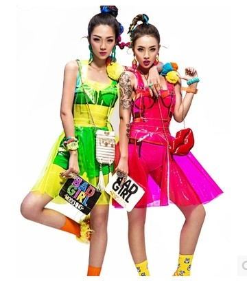 Nightclub Bar Female Singer Ds Performance Costume Super Dazzling Lightning Fluorescent Alien Neon Pvc Suspender Dress with Large Hem