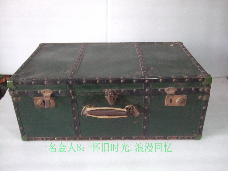 Old suitcase 50s Old suitcase now available for film and TV props nostalgia decorative shop window furnishing display collection