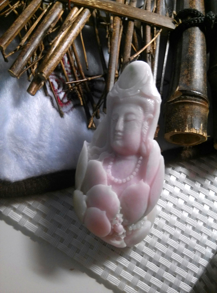 Tianjiaoyu and Tian Yu-level natural unique mountain jade jade South Yanghibiscus red lotus flower Guanyin pendant pendant pendant pendant