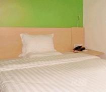 7 Days Hotel Chain Hotel · Hangzhou West Lake Wulin Square Airport Bus Station Ali exclusive queen bed room
