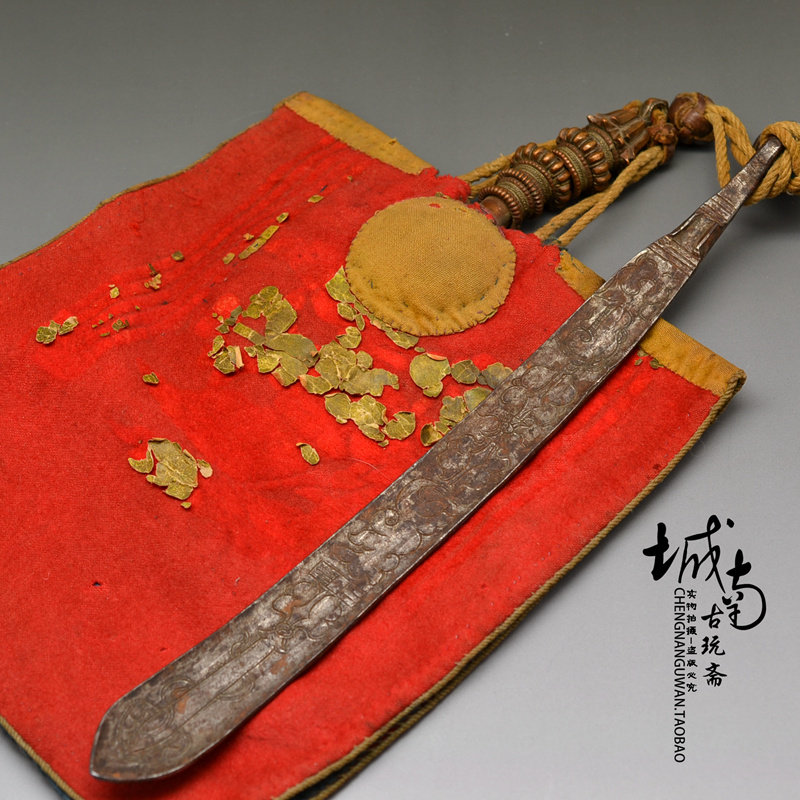 Qing Dynasty Tibetan Tantric Lama Master Pure Copper Lama with Water Purifier Bottle Holy Pot, White Iron Carved to Play Antiques