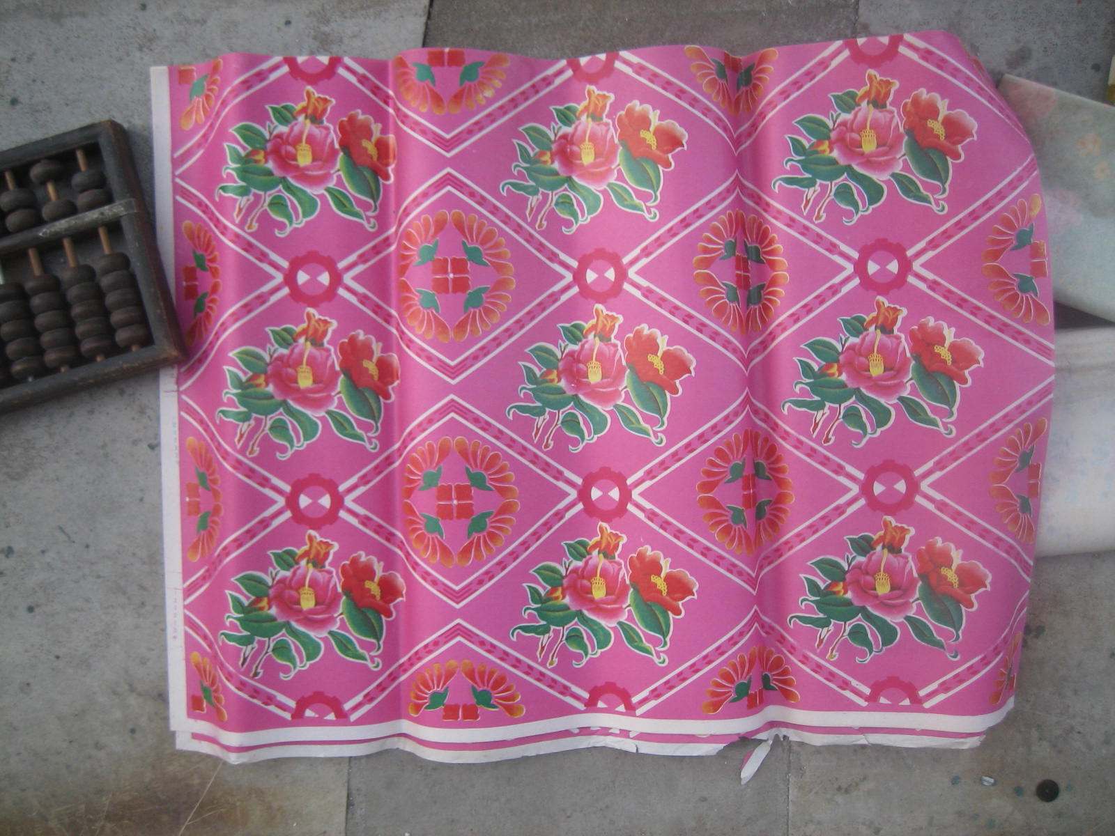 Recall the old wallpaper of the 70's old wallpaper pasted the household daily necessities of large flower paper