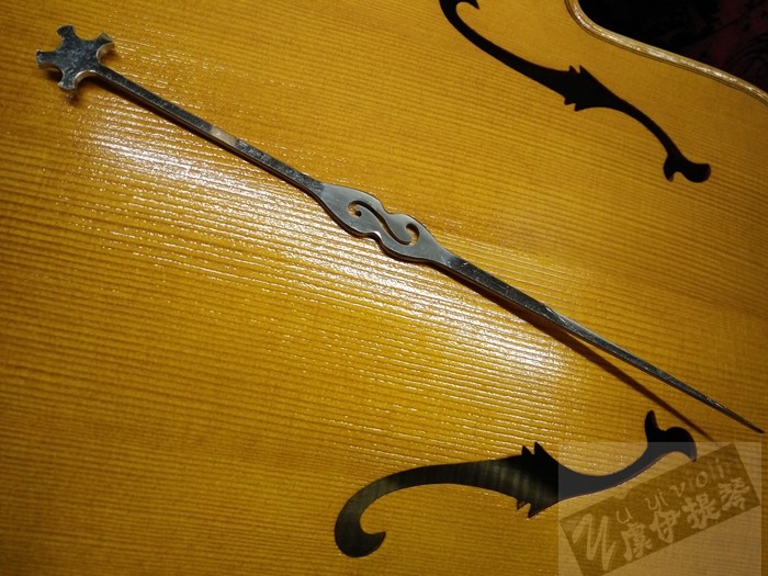 A special sound column hook for the horse's harp.