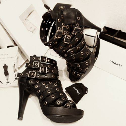 South Korea's European and American punk punk rock wind rivets hollowed-out Rome slim leather strap leather buckle waterproof bench high heel short boot