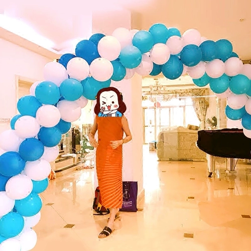 Выполнение дня рождения может быть снесено от воздушных шариков архи