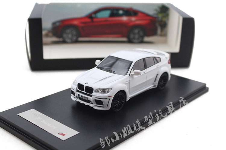 New Spot 1:43 Premiumx X B*MW X6 Bao Malays Car White Couple Model