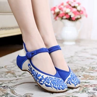 Giải phóng mặt bằng phong cách quốc gia Hanfu phù hợp với giày của phụ nữ cũ Giày vải Bắc Kinh màu xanh và trắng sứ thêu giày đế xuồng giày thấp - Giày cắt thấp giày nữ