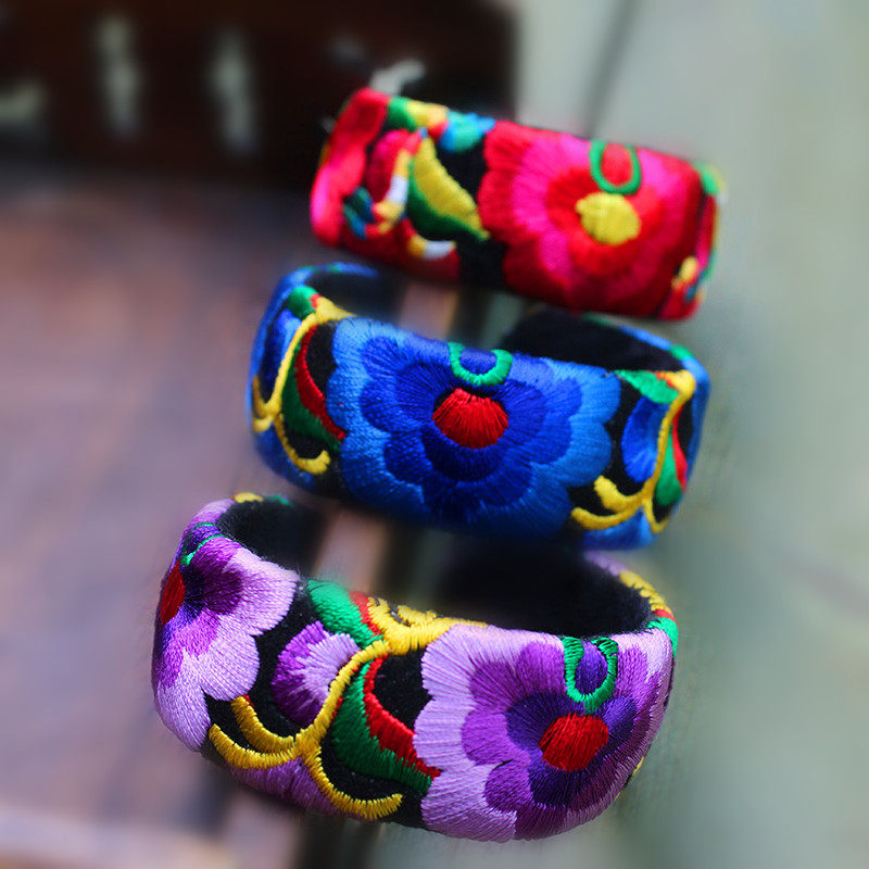 National style fabric bracelet wholesale Yunnan tourist souvenir original retro embroidered female bracelet wholesale