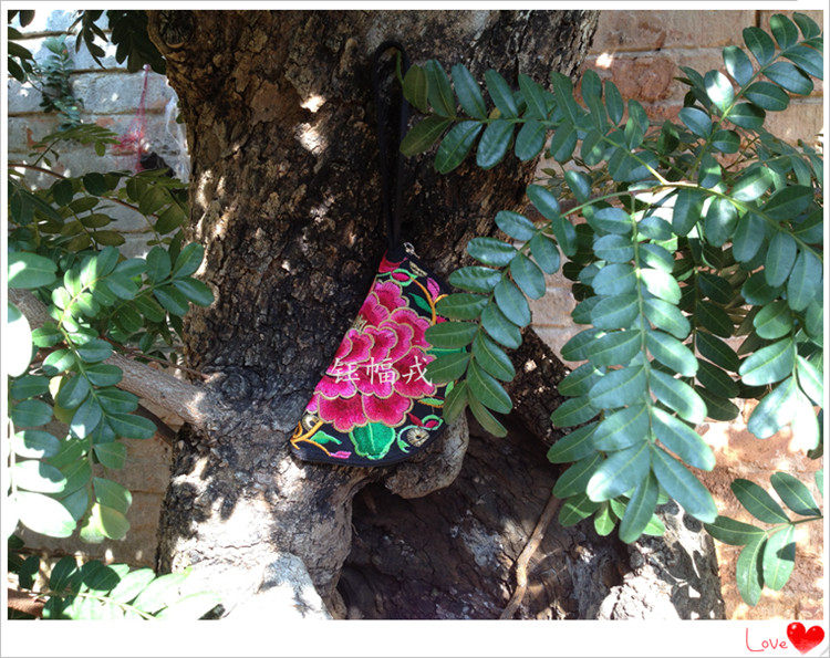 Ethnic Wind Embroidered Bag Yunnan Impression Semi-circle Embroidery Key Cloth Art Bag