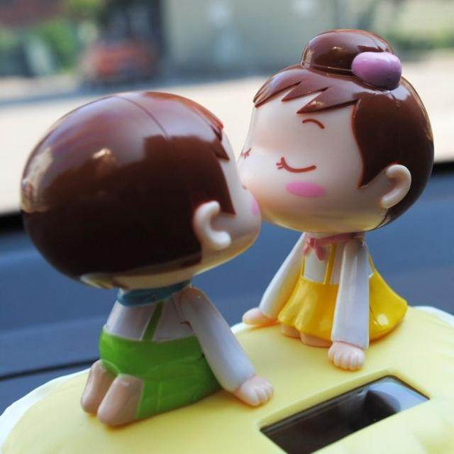 汽车用品太阳能车内饰品摆件情侣车载摇头娃娃亲嘴娃娃成长版