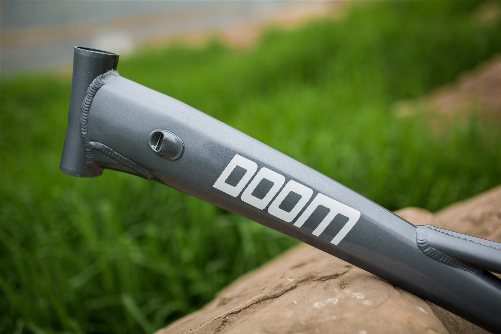 DOOM 20 climbs the brake frame for the bike disc