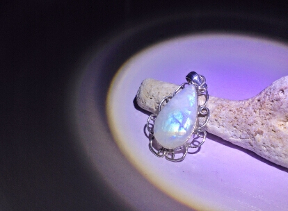 A cloud tour has been brought back to the Indian moonstone pendant in Indian silver pure handmade