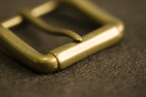 The money family hands on a 15 belt buckle (the price is only for the anti-malicious bid)