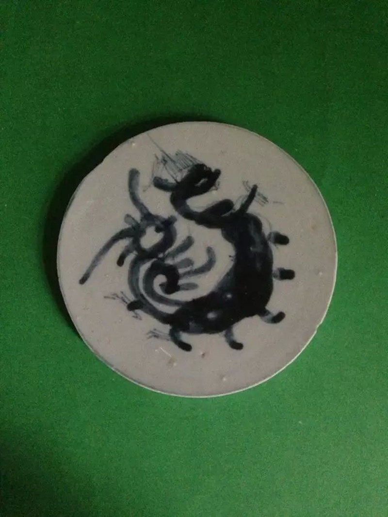 T032 Qing Dynasty blue and white whole bottom specimen dragon pattern decoration can be used as tea holder coaster ancient porcelain piece collection ceramic grinding processing