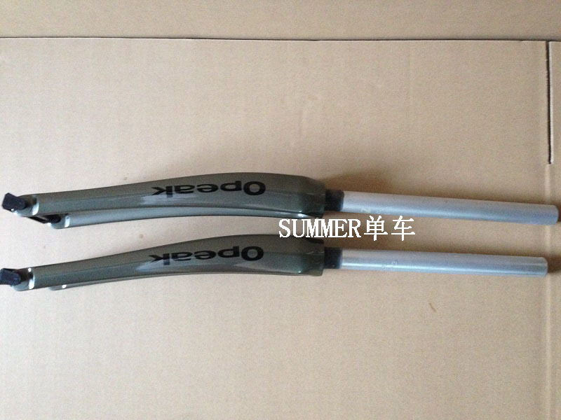 Opeak700C Semi-Carbon Fiber Road Fork. Painted in Titanium Color