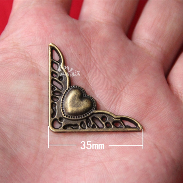 C057 Heart-shaped Alloy Corner Patch Home Mount Hardware Applique Antique Patches Classical Flat Bag Corner Wood Case Protective Corner