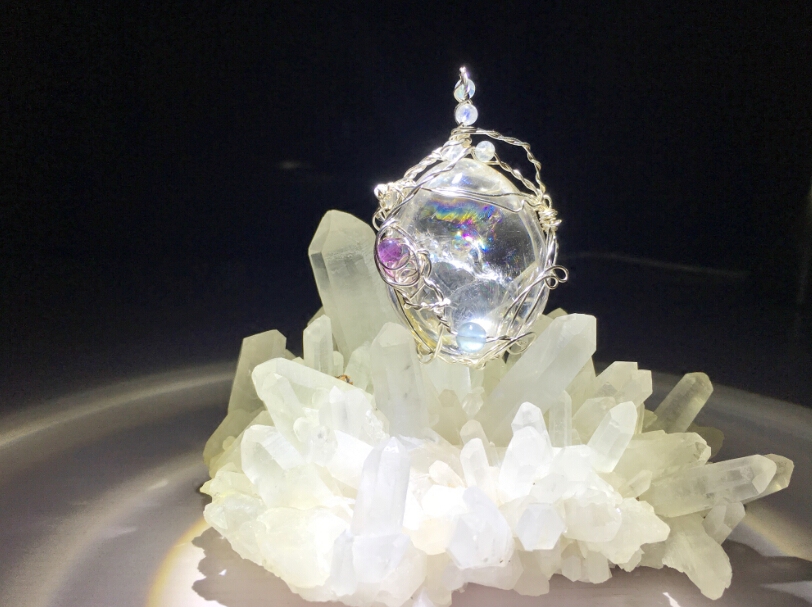 Has been out (back to that era No 230) winding art rainbow light dragon guard Maitreya pendant