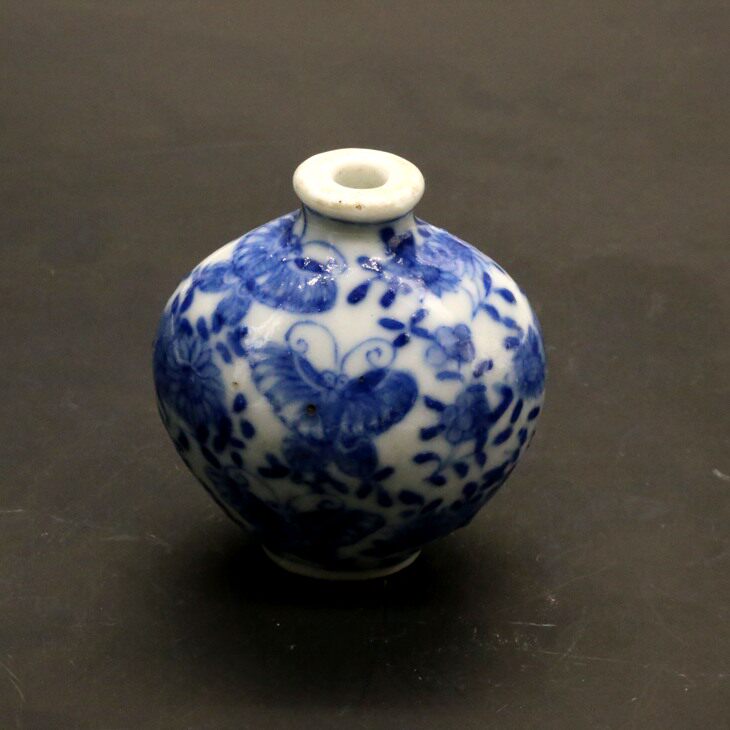 Buddha's penthouse Qing Dynasty Qing Dynasty Porcelain Snuff and Snuff Pot handlebar piece Flower Butterfly Veneen Decorated Antique Collection