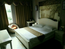 Large bed room with a large bed