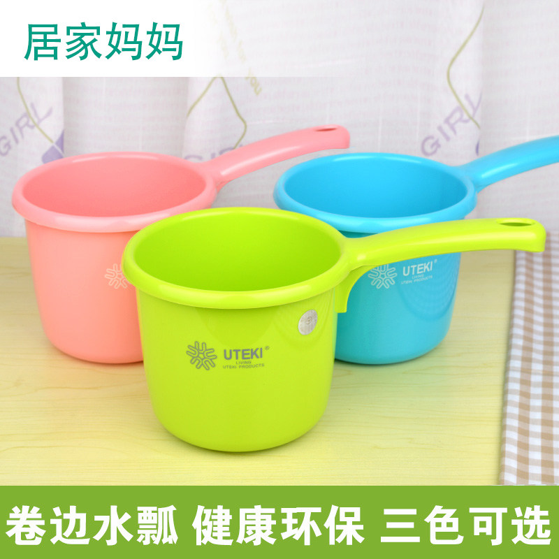 Plastic thickened water spoon long handle kitchen water ladylike high temperature and environmental friendly scoop water spoon baby boy wash head cup bath ladyer