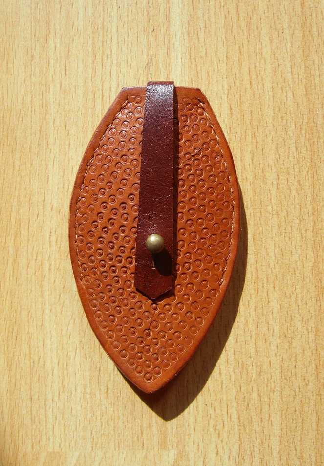 A key bag for the carving of a leather-rooted cow leather
