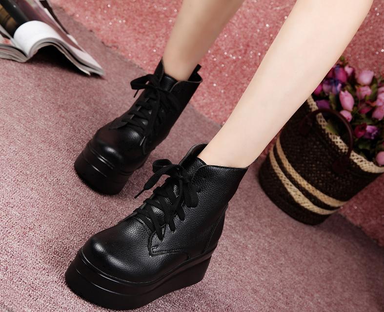 Красавки на высокой платформе. Туфли бершка черные на толстой подошве. Осенняя обувь женская на толстой подошве. Обувь на массивной подошве. Кроссовки на платформе.